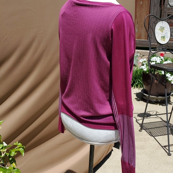 🍎2 Items/$12 NIKE DRI FIT Long Sleeve athletic top in size Medium - Picture 3 of 8